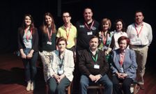 A la izquierda, de pie, las dos j�venes homenajeadas de A Estrada, con el resto de los galardonados. 