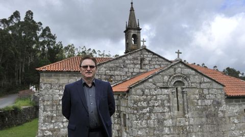 Su�rez Blanco, ante la iglesia de su parroquia natal, Treos