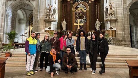 Grupo de voluntarios en la iglesia del Mosteiro de Samos