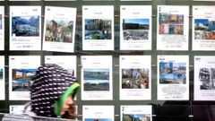 Imagen de archivo de anuncios de una agencia inmobiliaria en Vigo