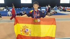 Mart&iacute;n posa con sus tres medallas y la bandera de Espa&ntilde;a en Lyon, sede del campeonato.