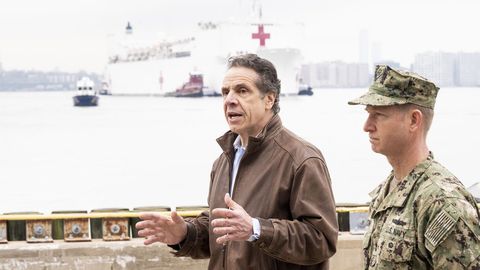 El gobernador del estado de Nueva York, Andrew Cuomo, momentos antes de la llegada del buque hospital