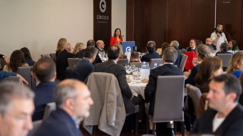Marta Villaverde (vestida de rojo, al fondo), en su alocuci�n en el d�cimo Galicia Market Place, celebrado el 12 de mayo del 2026 en Vigo.