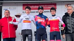 Alejandro Garc�a, con el maillot de campe�n de Espa�a en el podio de Valladolid