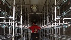 Jacobo y Javier dentro de su Ethical Farm Box.