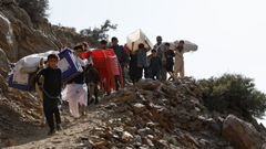 Nios y jvenes carrean material electoral a una aldea que no es accesibles por carretera en la provincia de Panjshir