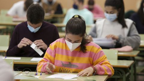 En la imagen, estudiantes ex�minandose de las pruebas en la Polit�cnica Superior de Esteiro