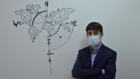 Carlos Malvar, abogado pontevedrés experto en extranjería, en su despacho