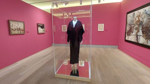 Traje de Yves Saint Laurent, expuesto en el Museo de Bellas Artes de Asturias