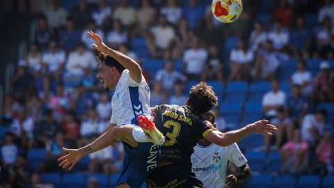 Hugo Sanz disputa un balón a David Rodríguez en el Heliodoro Rodríguez