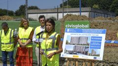 La conselleira de Vivenda Mar�a M. Allegue, este jueves, en su visita a las obras en el barrio de Garabolos. laura leiras