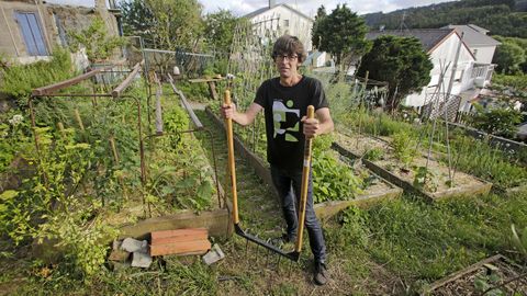 Yago Garabal posa en su huerto ecolgico localizado en Sabn (Arteixo).