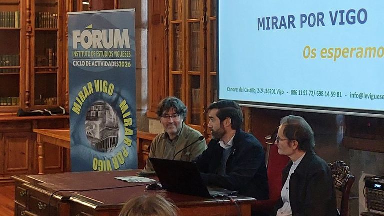 Jos&eacute; Luis Mateo, primero por la izquierda, durante la presentaci&oacute;n del F&oacute;rum 2026