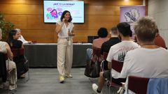 La terapeuta ocupacional Luc�a Moreda imparti� el taller el s�bado en la Sala Pitusa de Cambados 
