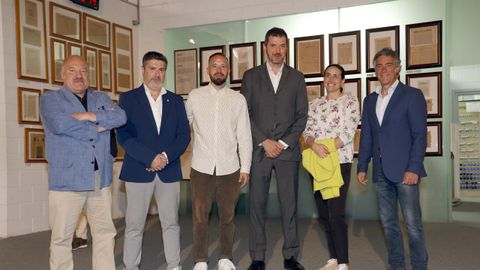Eduardo Blanco, Ramón Santiago, Breogán Blanco, Miguel Juane, Elena Roca y Antonio Ardá posan durante el evento en el museo.