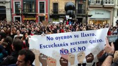 Miles de personas han salido hoy a la calles de Oviedo, Gij�n y Avil�s en protesta por la sentencia del juicio de  la Manada  al grito de  Yo s� te creo  o  Todos somos la v�ctima . En la imagen, manifestaci�n en Oviedo