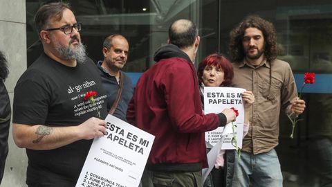 Militantes de Podemos Asturias durante la concentracin que celebraron el lunes frente al Palacio de Justicia de Oviedo, sede de la Junta Electoral Provincial