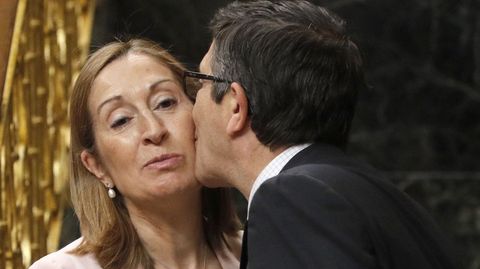La presidenta del Congreso de los Diputados, Ana Pastor, y su predecesor en el cargo, Patxi L�pez