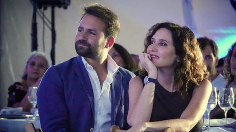 El presidente del PP de Asturias, lvaro Queipo, junto a la presidenta de la Comunidad de Madrid, Isabel Daz Ayuso, en el acto de entrega del premio Toms Acua, en Llanes.