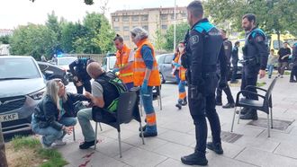 Sanitarios atienden al hombre agredido en la calle Educaci�n.