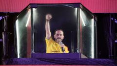 Abelardo de la Espriella saluda a sus seguidores durante la noche electoral, en Barranquilla