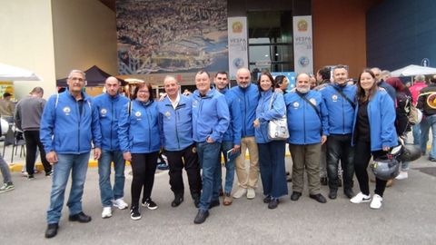 Los miembros del Club de Vespas de Ourense en Gij�n