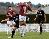 Varela realiza un despeje en el choque ante el Silva. 