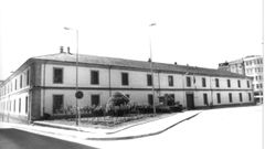 Foto antigua del cuartel de San Fernando, con la fuente delante de su fachada