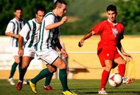 Diego Pel�ez trata de filtrar un pase ante tres jugadores del Somozas.
