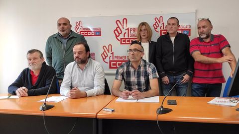 Los secretarios generales de CCOO de Industria y UGT-FICA, Damin Manzano y Jenaro Martnez, junto a trabajadores de Duro Felguera