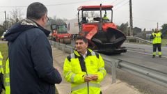 El delegado del Gobierno en Galicia este jueves visitando unas obras de pavimentaci�n en la N-550