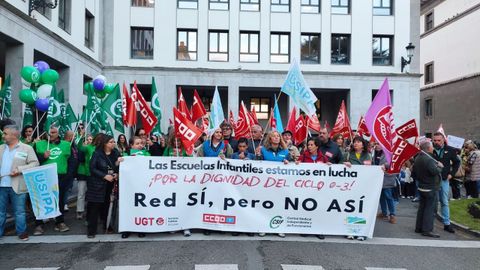 Concentraci�n de trabajadoras de las escuelas infantiles de Asturias ante la Consejer�a de Educaci�n.