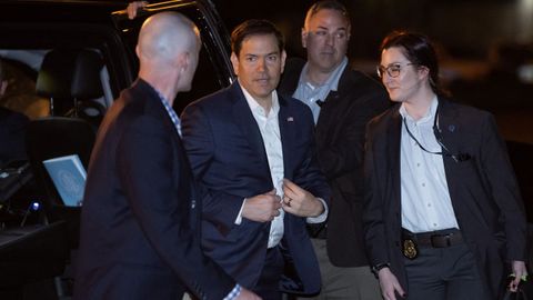 El secretario de Defensa norteamericano, Marco Rubio, antes de tomar el avi�n con destino a Arabia Saud�