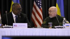El secretario de Defensa de EE.UU., Lloyd Austin (i), junto a su hom�logo ucraniano, Oleksii Reznikov (d).