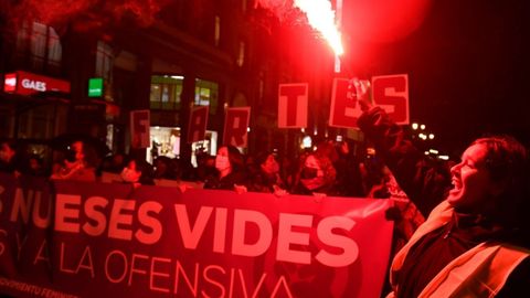 Un momento de la concentraci�n con motivo del D�a Internacional para la Eliminaci�n de la Violencia contra la Mujer que ha tenido lugar este jueves en el centro de Oviedo.