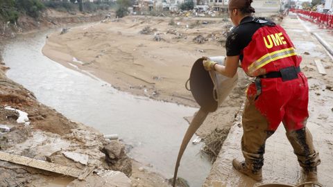 Efectivos de la UME en labores de limpieza en Torrente (Valencia)