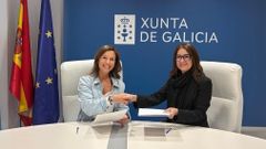La directora de la APLU, Victoria N��ez, sell� el acuerdo de adhesi�n con la alcaldesa de Larouco, Patricia Lamela.