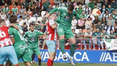 Zalaya cabeceando en Lugo uno de los nueve goles que se gestaron a baln parado. 