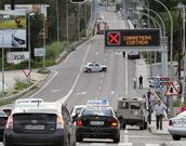 Veh�culos detenidos durante la reparaci�n de la aver�a.