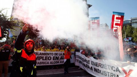 Manifestacin convocada por el comit de empresa de Alcoa para protestar contra el anuncio de cierre de esta planta y de otra ms en Avils (Asturias) 