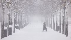 Una persona camina en medio de la nevada en Estocolmo