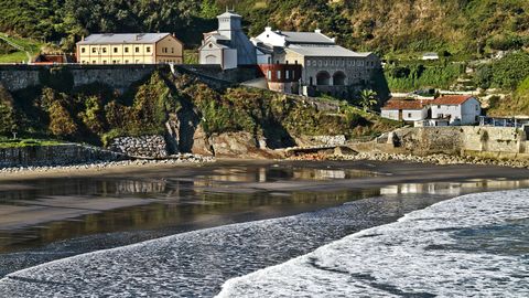 Playa de Arnao y Museo de la Mina de Arnao