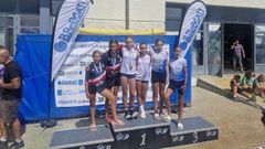 Julia Carballo y Xiana Edrosa, en lo m�s alto del podio.