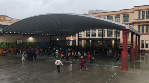 Alumnos del CEIP Concepción Arenal, en el patio cubierto, durante la jornada sin clase por la ausencia de cuidadoras