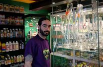 Carlos Bilbao afirma que cada vez se acercan m�s consumidores a su tienda que usan la marihuana con fines terap�uticos. 