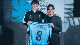 Marco Garc�s y Fer L�pez, tras la firma del contrato del canterano del Celta.