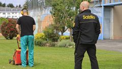 Uno de los menores internos en el Concepcin Arenal, durante una de las sesiones de jardinera