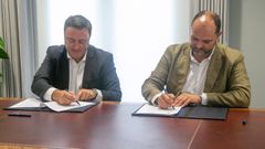 El presidente de la Diputaci�n, Valent�n Gonz�lez Formoso (izquierda), y el alcalde de Pontedeume, Bernardo Fern�ndez, en la firma del convenio de colaboraci�n para la compra del inmueble