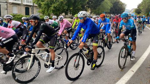 El pelotn de la Volta a Galicia comenz a rodar en un descenso neutralizado.