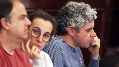 Iv�n Rivas (dcha.), junto a los otros dos concejales del BNG durante un pleno en Ferrol, en foto de archivo.